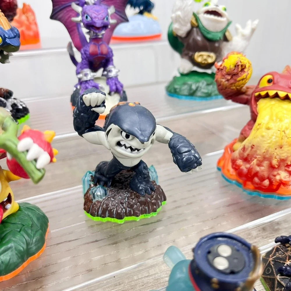 Skylander Lot of 10 Figures +2 Kids meal figures - Some broken, Read description
